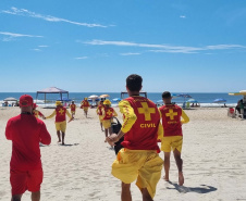 Bombeiros militares formam novos guarda-vidas civis durante a temporada no Litoral