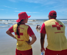 Bombeiros militares formam novos guarda-vidas civis durante a temporada no Litoral