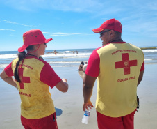 Bombeiros militares formam novos guarda-vidas civis durante a temporada no Litoral