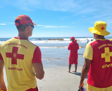 Bombeiros militares formam novos guarda-vidas civis durante a temporada no Litoral