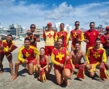 Bombeiros militares formam novos guarda-vidas civis durante a temporada no Litoral