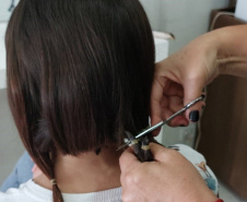 Nesta semana, com escolta da Polícia Penal, as cinco mulheres privadas de liberdade foram levadas a um salão de beleza, em Cascavel, indicado pelo Hospital do Câncer. Além de doarem os cabelos, elas receberam tratamento capilar e puderam escolher os cortes para um novo visual.