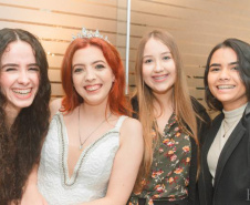 As alunas responsáveis pela obra vencedora foram Daniella Rosa Cunha (18), Elisa Lopes de Paula (18), Geovana Balador (19) e Heloísa Gogola (18) — estudantes do curso técnico de Formação de Docentes.