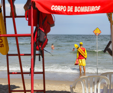 Corpo de Bombeiros faz 1.264 salvamentos na água durante o Verão Maior Paraná nas praias