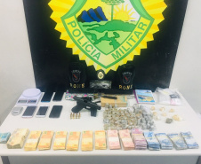 O homem e os objetos apreendidos foram encaminhados para a Central de Flagrantes de Curitiba. Já em Campo Largo, no endereço mencionado na denúncia, dois homens foram presos pelo crime de tráfico de drogas, além de serem apreendidos dois rádios comunicadores, um colete balístico, drogas e R$ 264 em espécie.