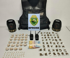 O homem e os objetos apreendidos foram encaminhados para a Central de Flagrantes de Curitiba. Já em Campo Largo, no endereço mencionado na denúncia, dois homens foram presos pelo crime de tráfico de drogas, além de serem apreendidos dois rádios comunicadores, um colete balístico, drogas e R$ 264 em espécie.