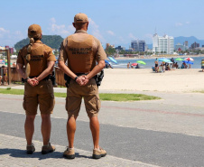 A ação foi motivada após veranistas denunciarem aos militares estaduais do Verão Maior Paraná que patrulhavam a orla que uma criança estava em situação de maus-tratos.  