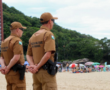 A ação foi motivada após veranistas denunciarem aos militares estaduais do Verão Maior Paraná que patrulhavam a orla que uma criança estava em situação de maus-tratos.  