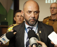 A reunião do lançamento da operação foi nesta quinta-feira (23), na Cidade da Polícia, sede da Sesp, em Curitiba. Participam da fiscalização integrada a Secretaria de Estado da Saúde (Sesa), o Departamento de Estradas de Rodagem - DER-PR, a Polícia Rodoviária Federal (PRF), a Polícia Militar (PMPR), o Corpo de Bombeiros (CBMPR), a Defesa Civil, a Agência de Defesa Agropecuária do Paraná (Adapar) e o Detran-PR. 