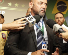 A reunião do lançamento da operação foi nesta quinta-feira (23), na Cidade da Polícia, sede da Sesp, em Curitiba. Participam da fiscalização integrada a Secretaria de Estado da Saúde (Sesa), o Departamento de Estradas de Rodagem - DER-PR, a Polícia Rodoviária Federal (PRF), a Polícia Militar (PMPR), o Corpo de Bombeiros (CBMPR), a Defesa Civil, a Agência de Defesa Agropecuária do Paraná (Adapar) e o Detran-PR. 