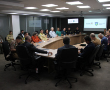 A reunião do lançamento da operação foi nesta quinta-feira (23), na Cidade da Polícia, sede da Sesp, em Curitiba. Participam da fiscalização integrada a Secretaria de Estado da Saúde (Sesa), o Departamento de Estradas de Rodagem - DER-PR, a Polícia Rodoviária Federal (PRF), a Polícia Militar (PMPR), o Corpo de Bombeiros (CBMPR), a Defesa Civil, a Agência de Defesa Agropecuária do Paraná (Adapar) e o Detran-PR. 