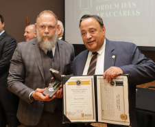 Governador comemora avanços na segurança pública em entrega de homenagens da Polícia Civil