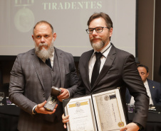 Governador comemora avanços na segurança pública em entrega de homenagens da Polícia Civil