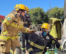 Bombeira do Paraná participa de curso de salvamento veicular em Goiás