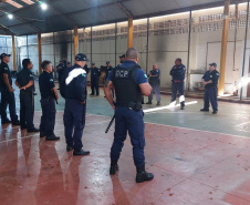 Policiais penais do Estado treinam 105 guardas patrimoniais de Cascavel