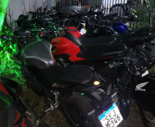 PM prende quatro pessoas e apreende 20 motocicletas durante abordagem em Curitiba