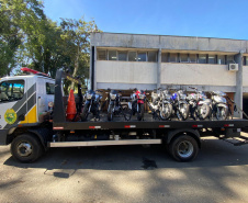 PM prende quatro pessoas e apreende 20 motocicletas durante abordagem em Curitiba