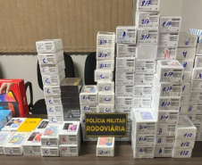 PM apreende 1,6 mil cigarros eletrônicos e centenas de outros produtos em abordagem a ônibus