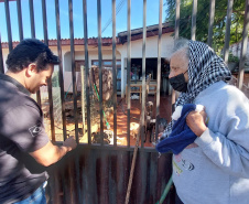 Polícia Penal doa camas e roupas pet feitas por detentos a abrigo de animais em Cascavel