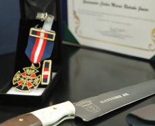 Governador recebe a medalha Guardiões do Palácio Iguaçu, da Casa Militar