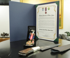 Governador recebe a medalha Guardiões do Palácio Iguaçu, da Casa Militar