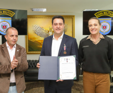 Governador recebe a medalha Guardiões do Palácio Iguaçu, da Casa Militar