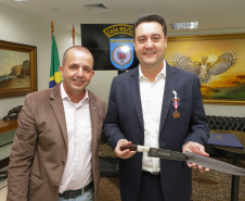Governador recebe a medalha Guardiões do Palácio Iguaçu, da Casa Militar