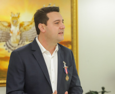 Governador recebe a medalha Guardiões do Palácio Iguaçu, da Casa Militar
