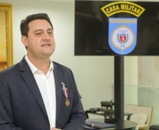 Governador recebe a medalha Guardiões do Palácio Iguaçu, da Casa Militar