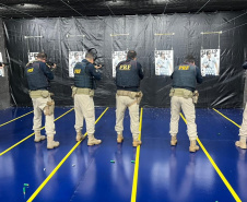  Polícia Penal do Paraná instrui agentes da PRF com técnicas de uso de espingarda calibre 12 