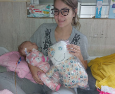Naninhas feitas por custodiados ajudam no tratamento de crianças hospitalizadas