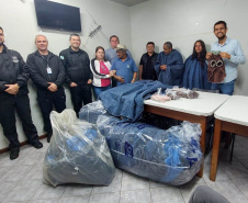 Custodiados produzem ponchos e roupas pet para moradores e cães de rua em Cascavel