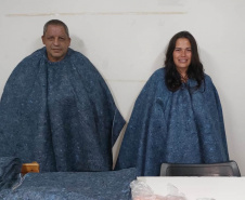 Custodiados produzem ponchos e roupas pet para moradores e cães de rua em Cascavel