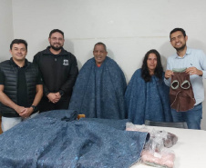 Custodiados produzem ponchos e roupas pet para moradores e cães de rua em Cascavel