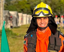 Bombeiro paranaense embarca para missão humanitária de combate a incêndios no Canadá