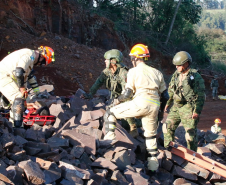 Bombeiros militares participam de operação humanitária no Paraná