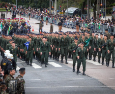 Milhares de pessoas participam do desfile de 7 de setembro em Curitiba