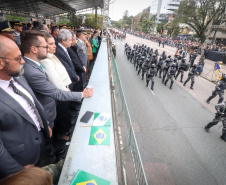 Milhares de pessoas participam do desfile de 7 de setembro em Curitiba