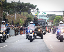 Milhares de pessoas participam do desfile de 7 de setembro em Curitiba