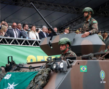 Milhares de pessoas participam do desfile de 7 de setembro em Curitiba