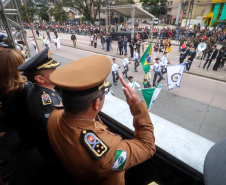 Milhares de pessoas participam do desfile de 7 de setembro em Curitiba