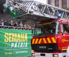Milhares de pessoas participam do desfile de 7 de setembro em Curitiba