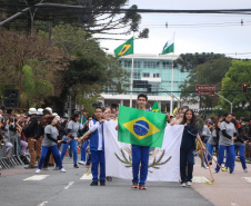 Milhares de pessoas participam do desfile de 7 de setembro em Curitiba