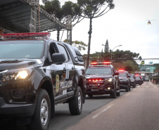 Milhares de pessoas participam do desfile de 7 de setembro em Curitiba