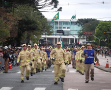 Milhares de pessoas participam do desfile de 7 de setembro em Curitiba