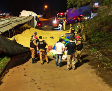 Polícia Militar encontra 3,2 toneladas de maconha em carreta tombada em Cascavel