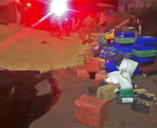 Polícia Militar encontra 3,2 toneladas de maconha em carreta tombada em Cascavel