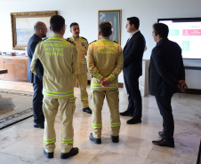 Governador recebe bombeiro paranaense que combateu incêndios florestais no Canadá