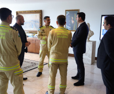 Governador recebe bombeiro paranaense que combateu incêndios florestais no Canadá