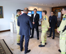 Governador recebe bombeiro paranaense que combateu incêndios florestais no Canadá